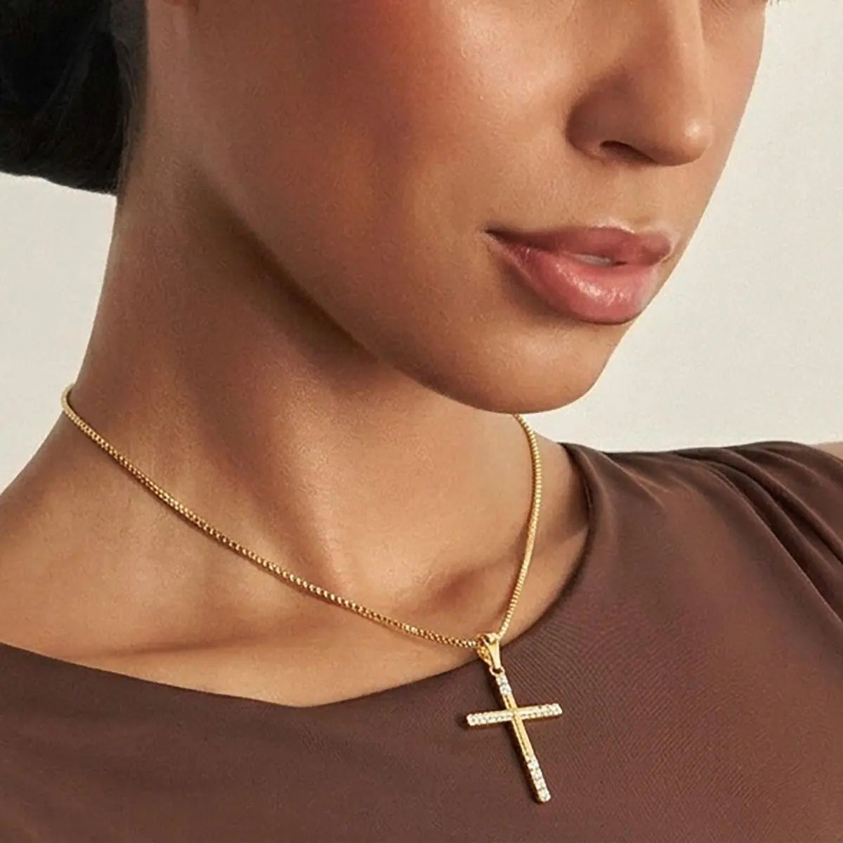 Colar Folheado a Ouro com Pingente de Cruz em Zircônias
