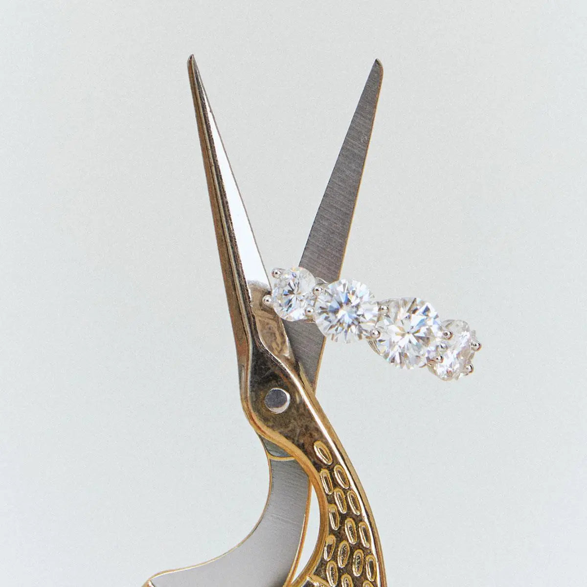 Anel de Prata 925 com Cinco Pedras Moissanites Redondas 8mm