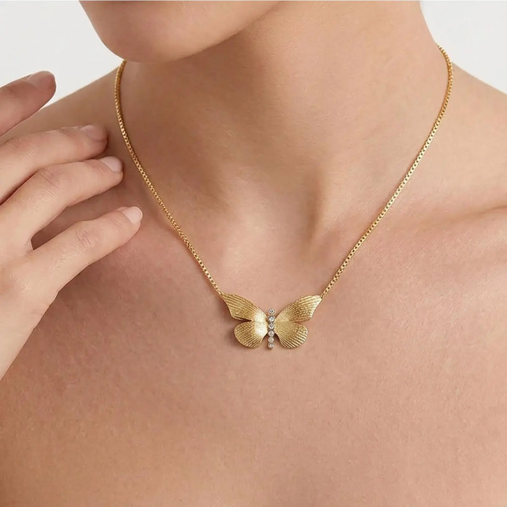 Colar Folheado a Ouro com Pingente de Borboleta