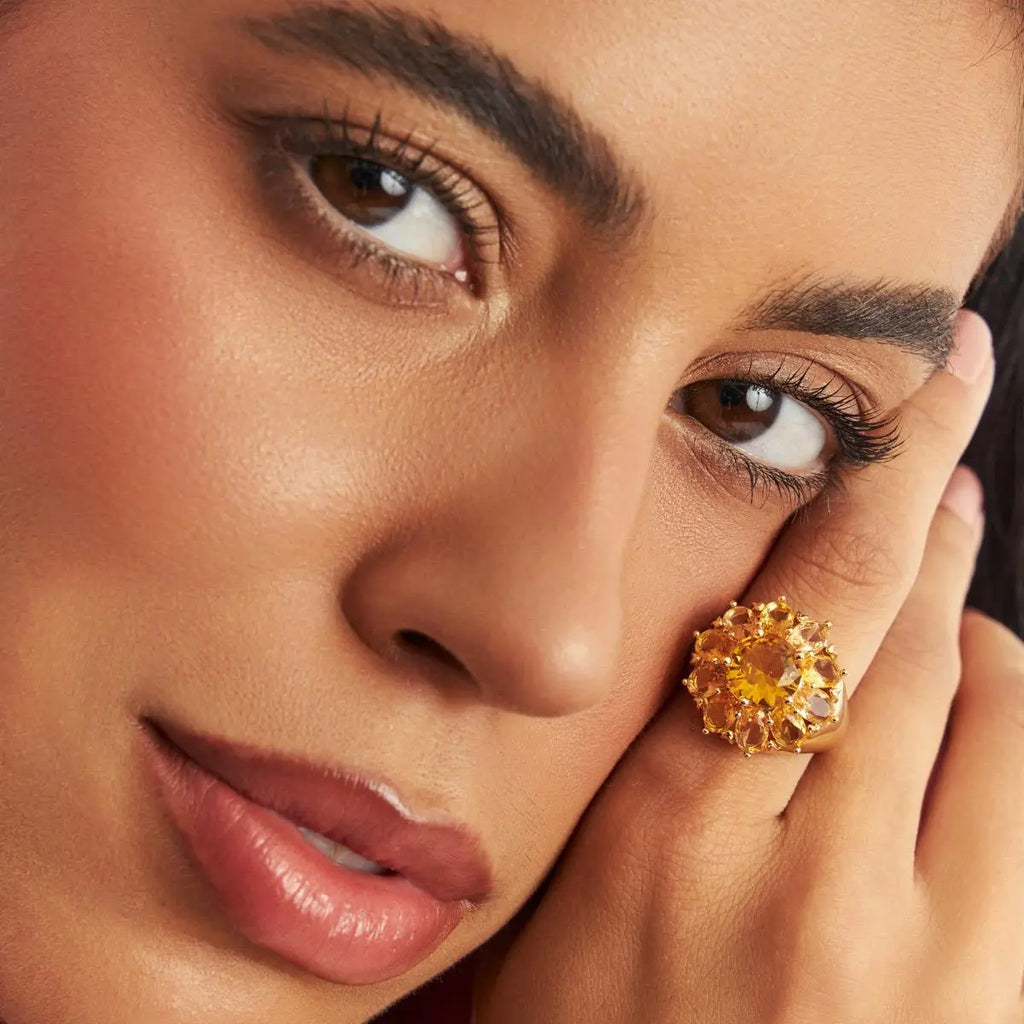 Anel Folheado a Ouro de Flor em Cristais Ovais e Redondo