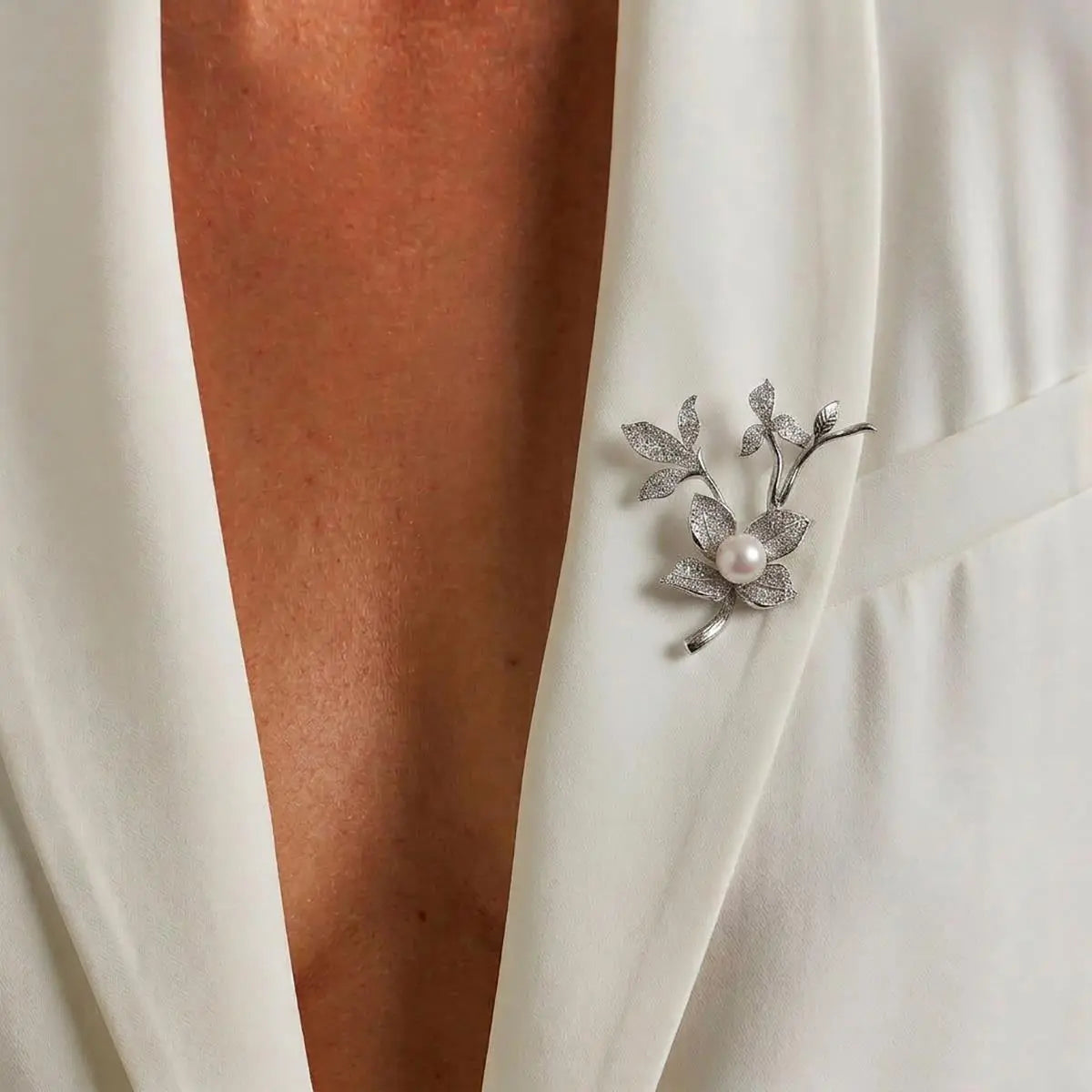 Broche Folheado a Ródio de Flor em Zircônias e Pérola Shell