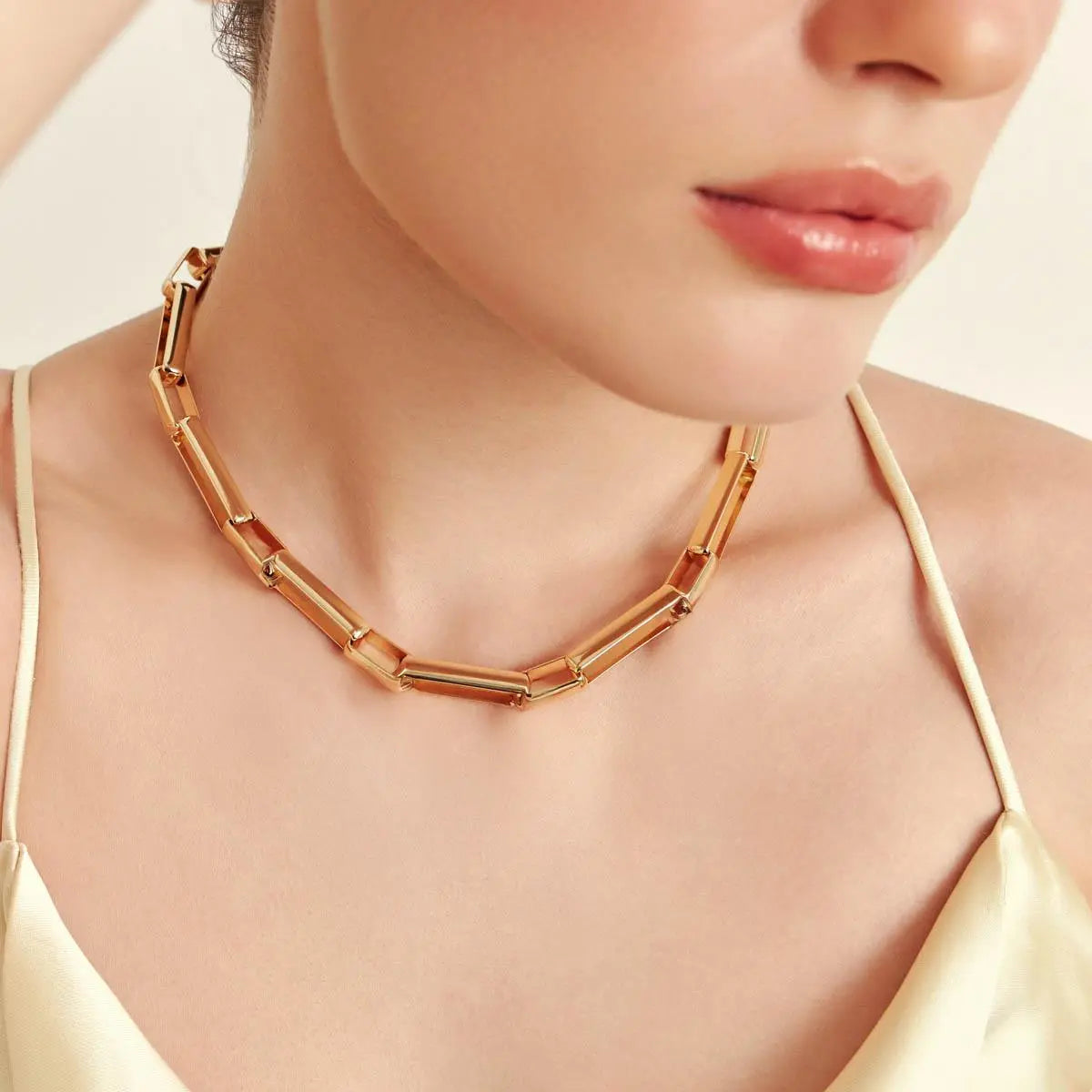 Colar Folheado a Ouro Liso com Elos Retangulares Intercalados e Fecho Boia