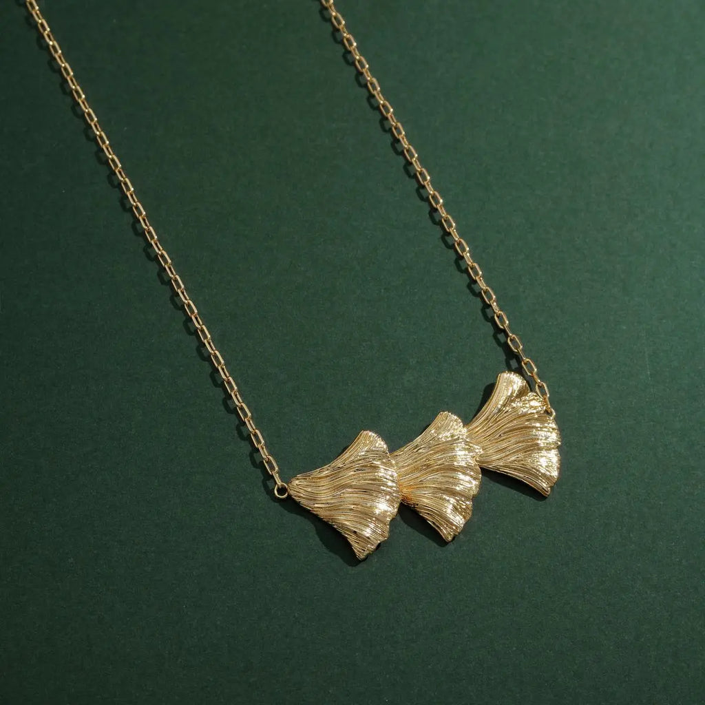 Colar Folheado a Ouro com Pingente de Pétalas de Flor