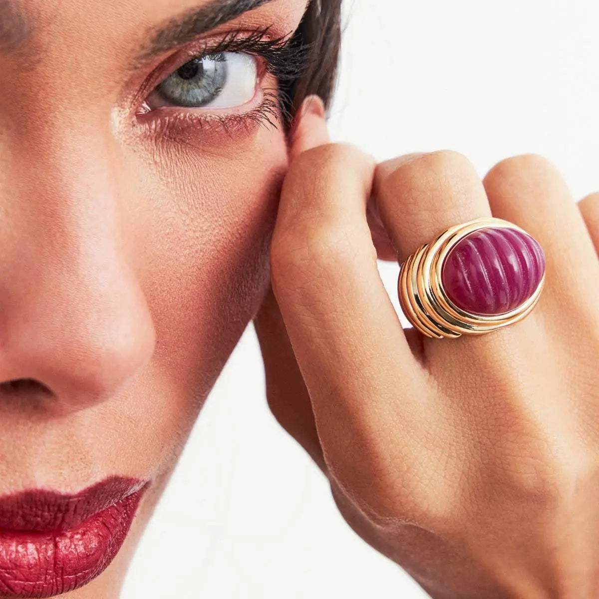 Anel Folheado a Ouro com Cristal Oval Texturizado