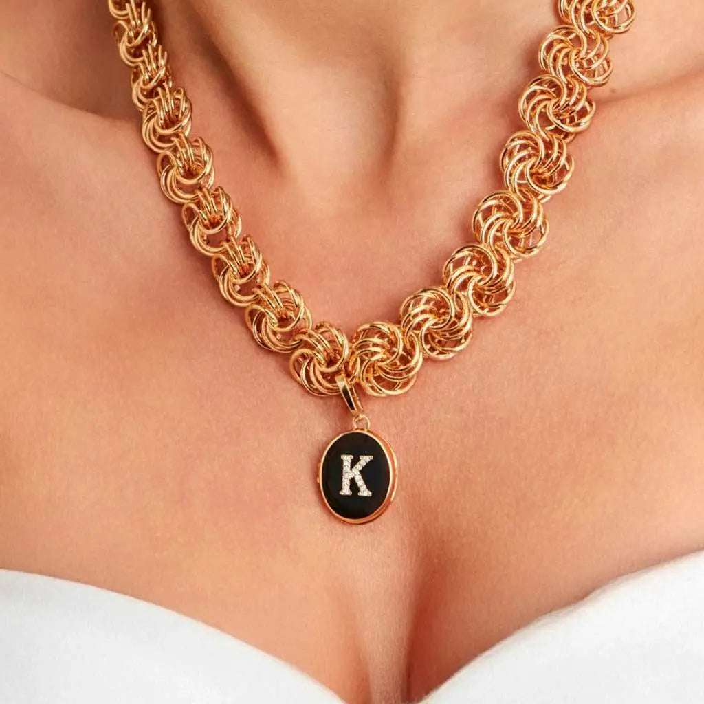 Pingente Folheado a Ouro Oval Relicário Letra "K" com Zircônias e Fecho
