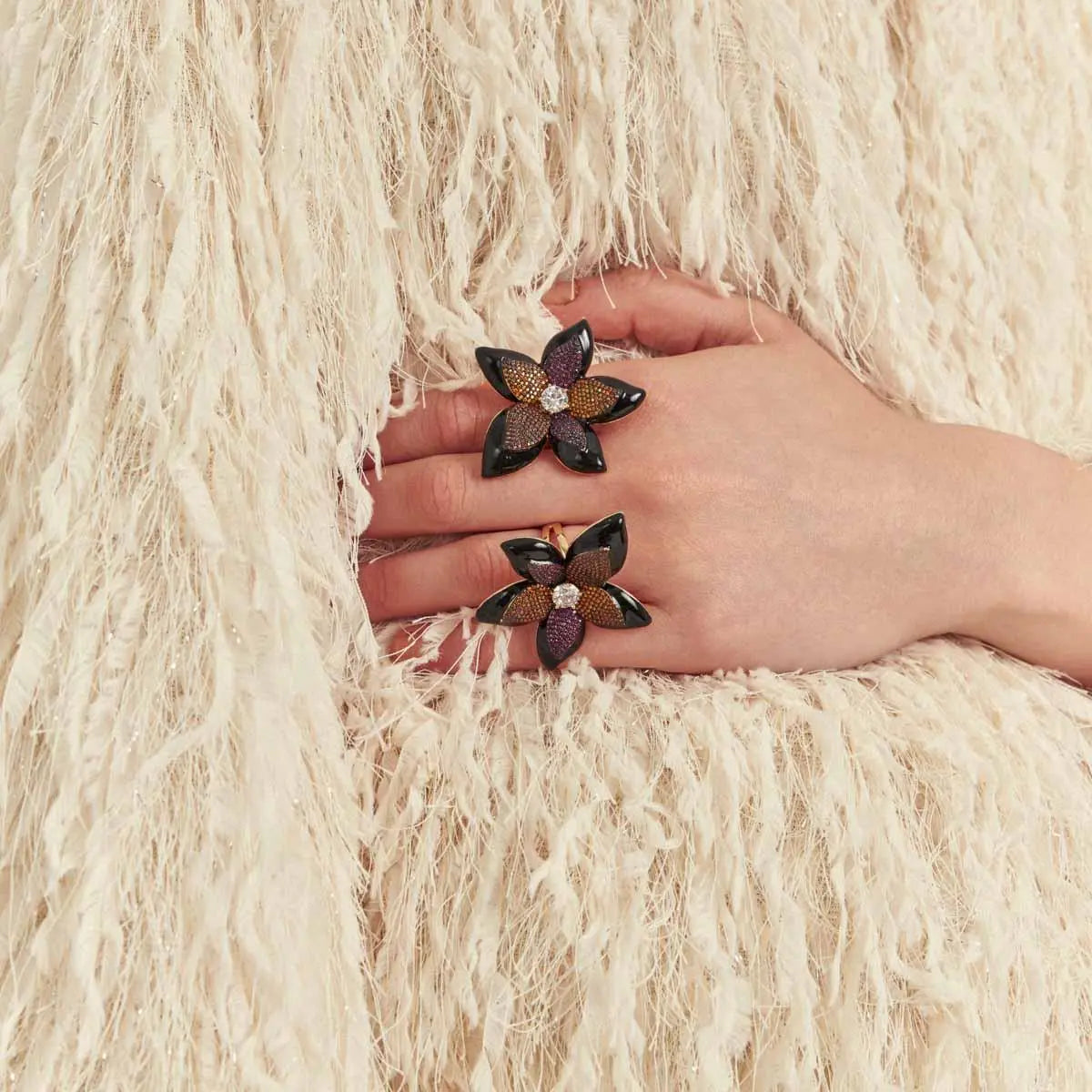 Anel Folheado a Ouro de Flor Esmaltado com Cristal e Zircônias