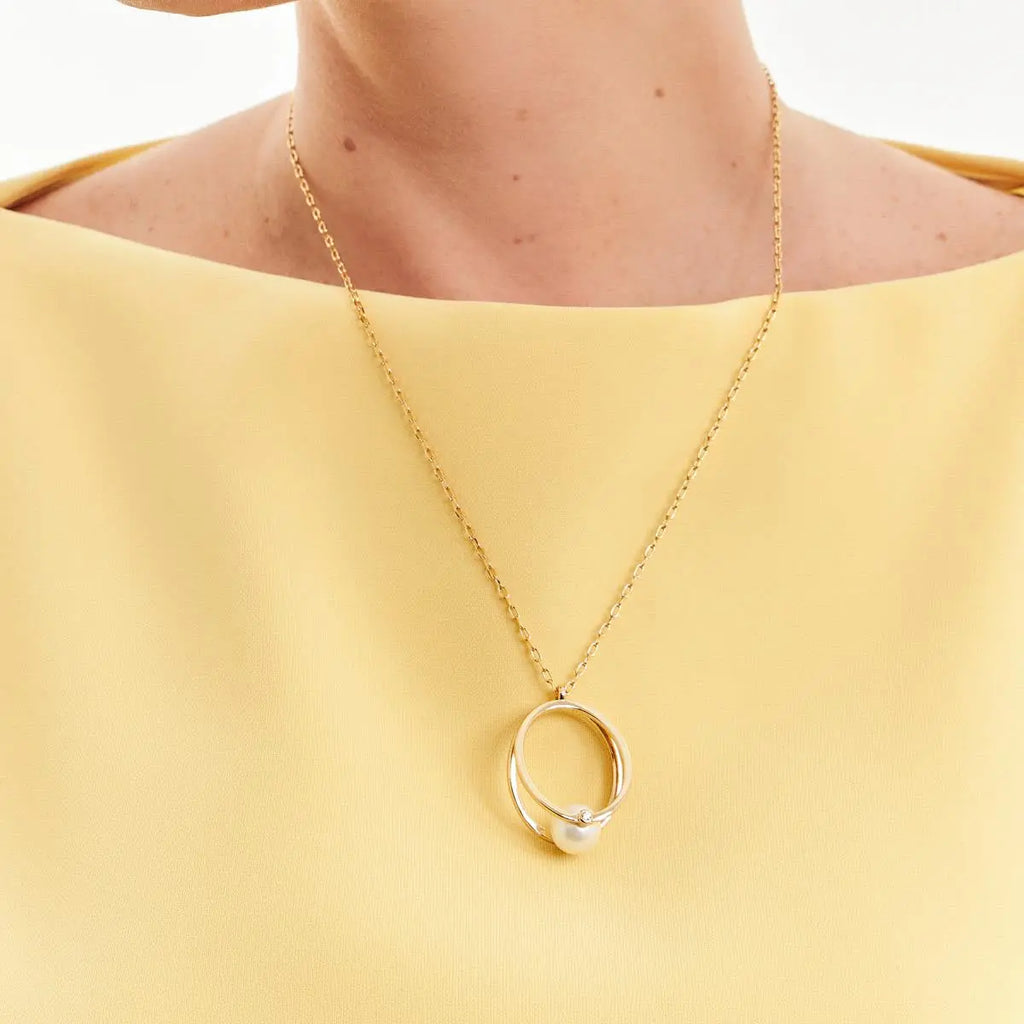 Colar Folheado a Ouro com Pingente Oval e Pérola Shell