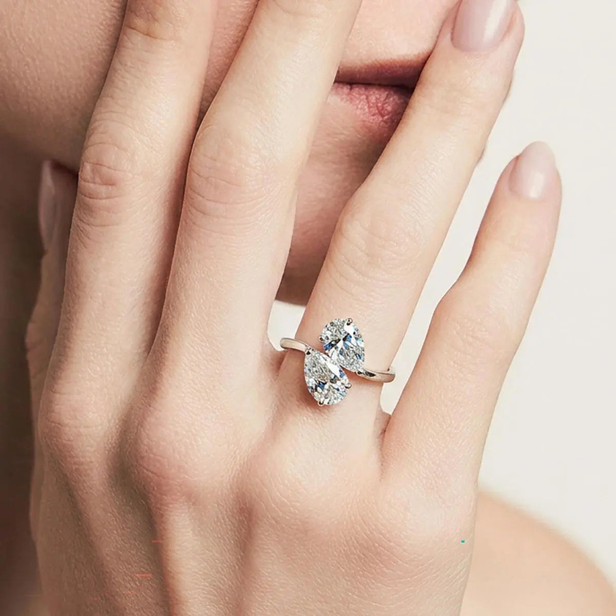 Anel de Prata 925 com Pedras Moissanite 6x9mm de Gota