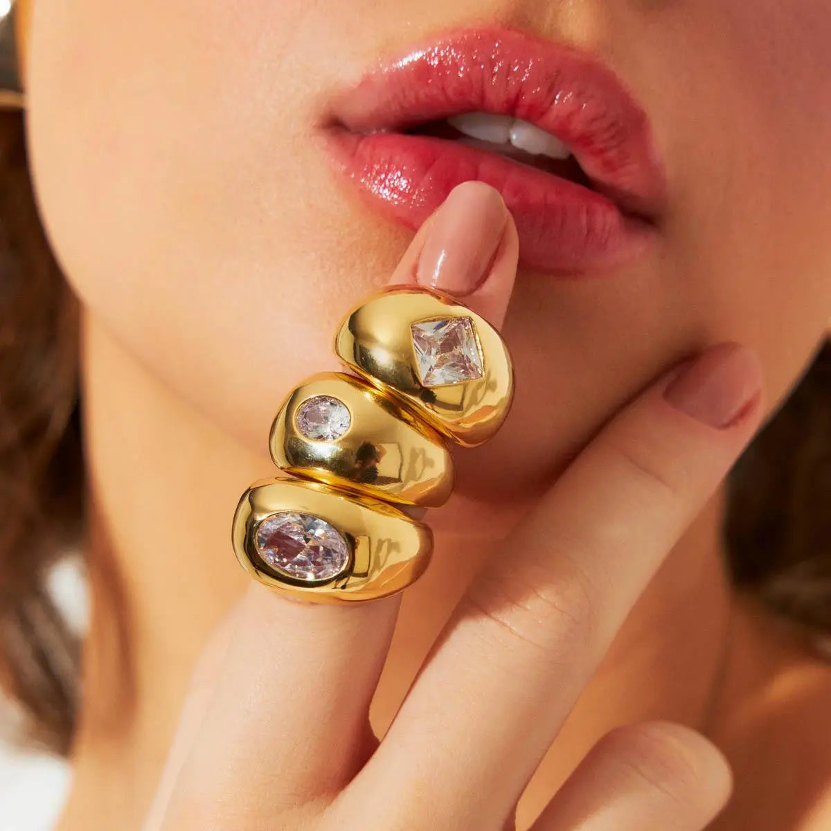 Anel Folheado a Ouro Abaulado com Cristal Oval