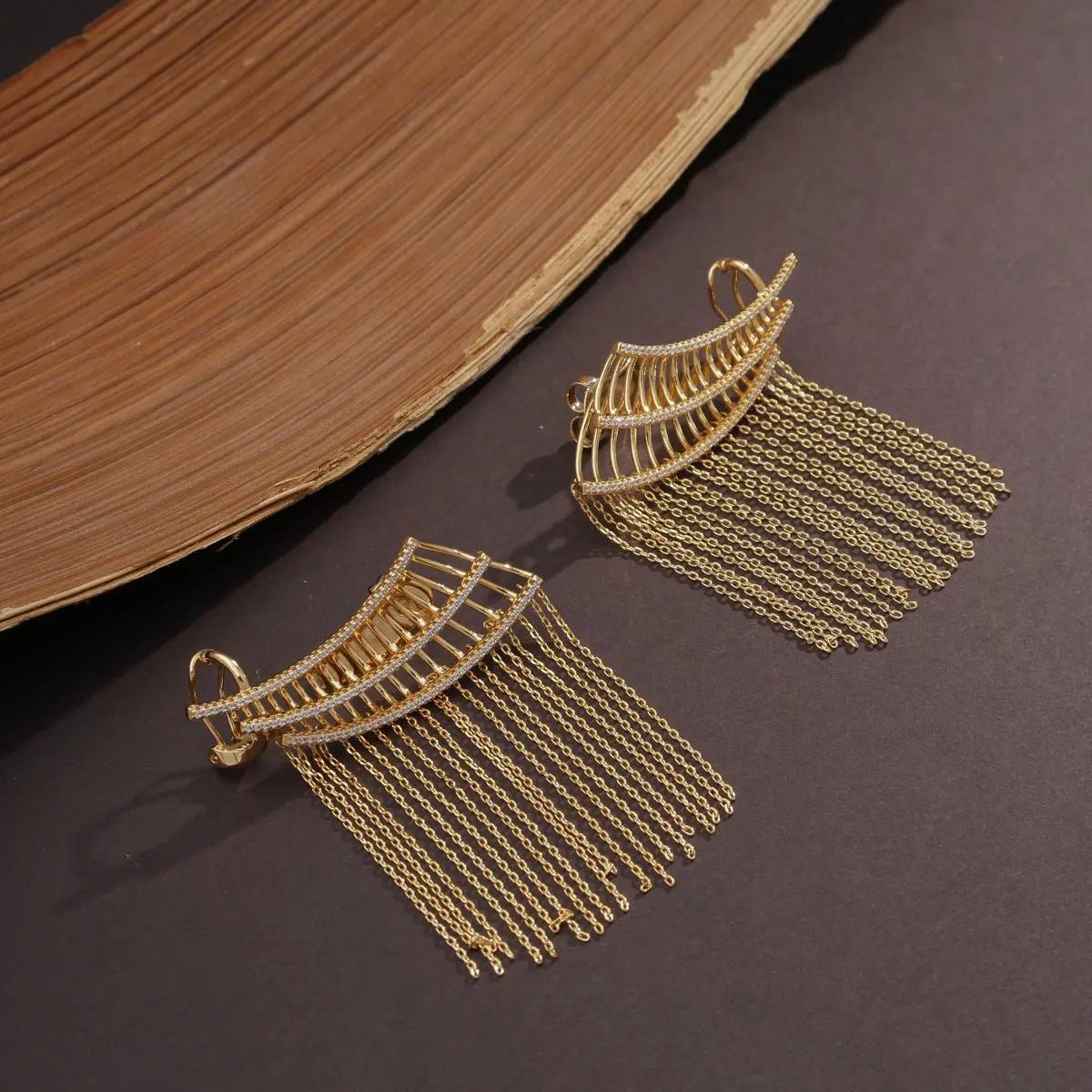 Brinco Ear Folheado a Ouro Cuff Cravejado com Franjas Lisas