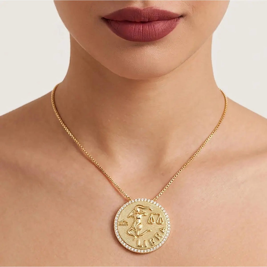 Colar Folheado a Ouro com Pingente Redondo Signo Libra e Cravejado