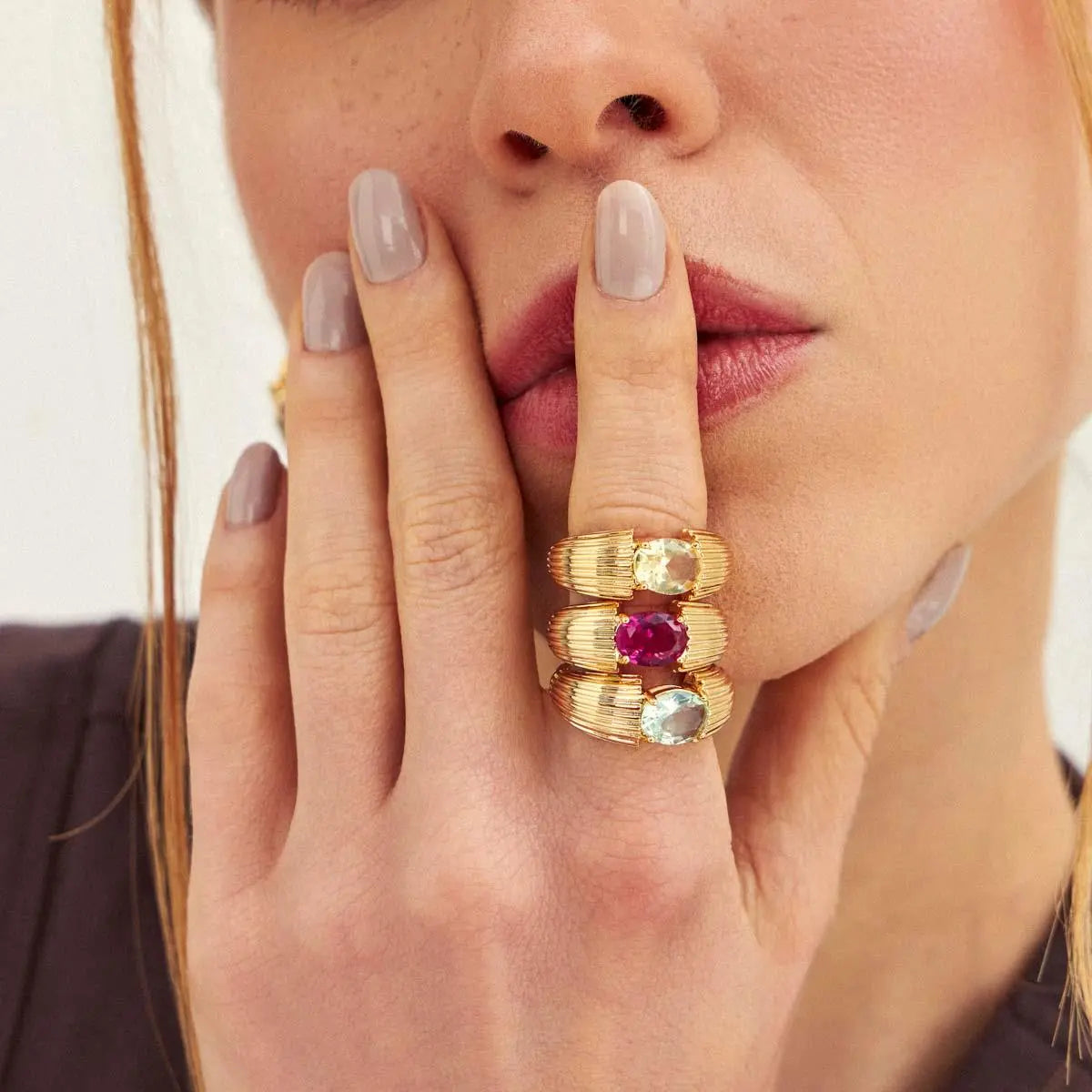 Anel Folheado a Ouro Texturizado com Cristal Oval