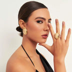 Anel Folheado a Ouro Liso Oval e Curvo