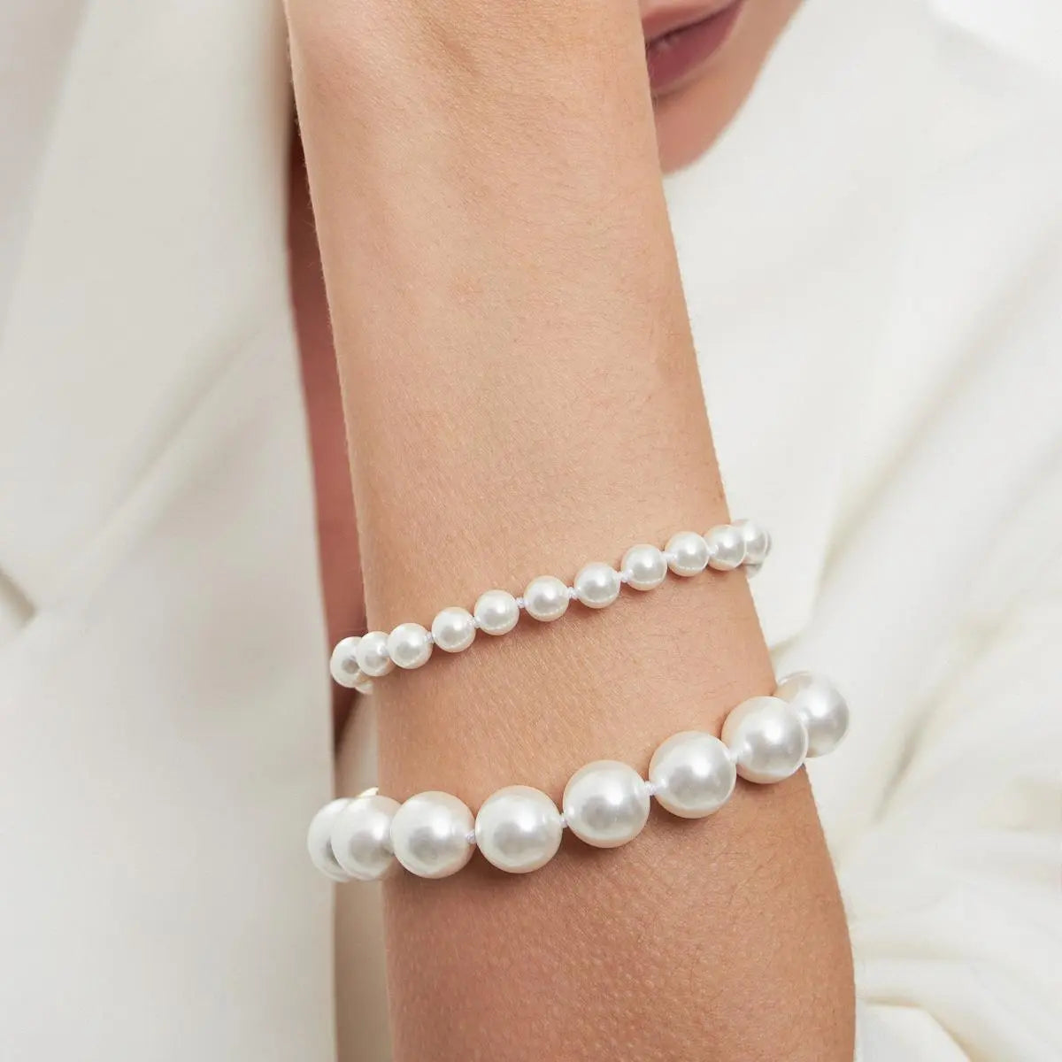 Pulseira Folheada a Ouro com Pérolas Shell e Fecho Imã