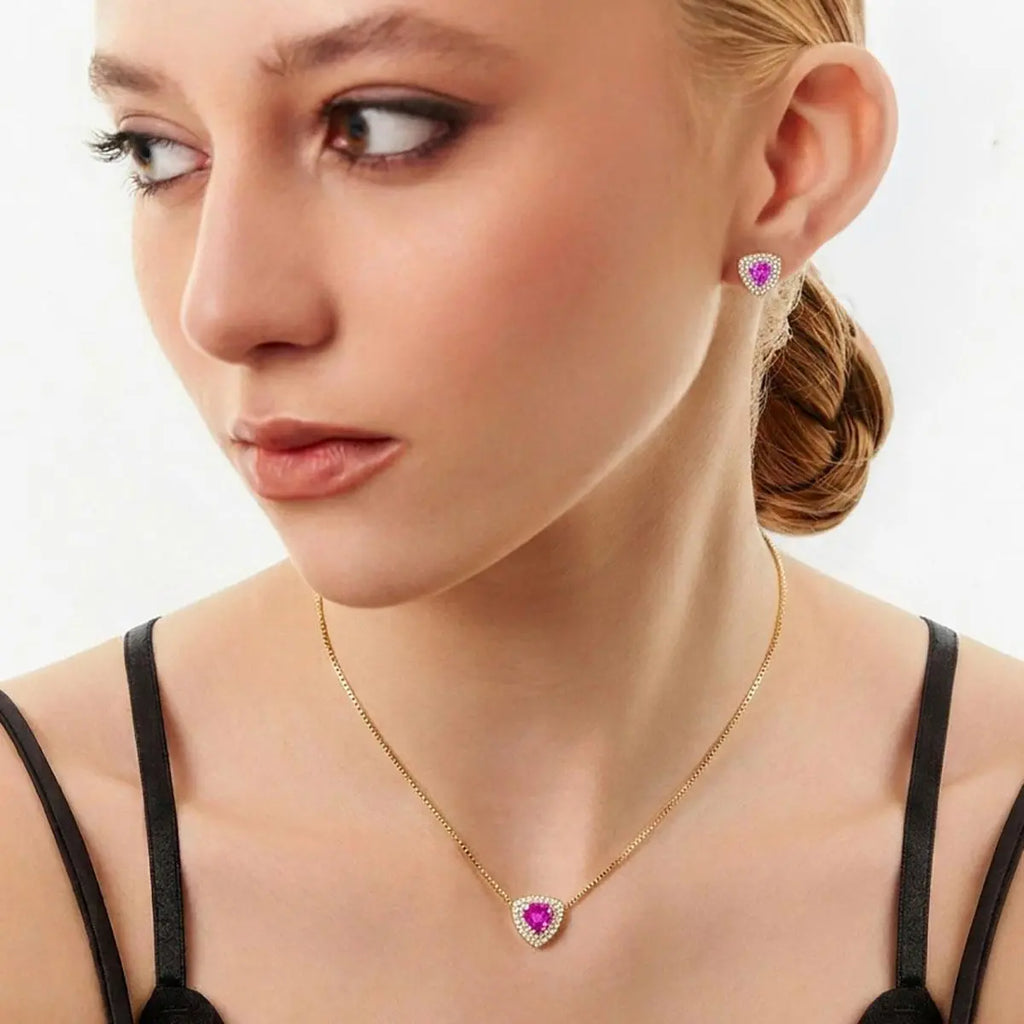 Conjunto Folheado a Ouro Brinco e Colar Triangular em Cristal e Zircônias