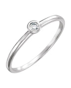 Anel Solitário com Cravação Bezel em Ouro 14k com Diamantes Naturais