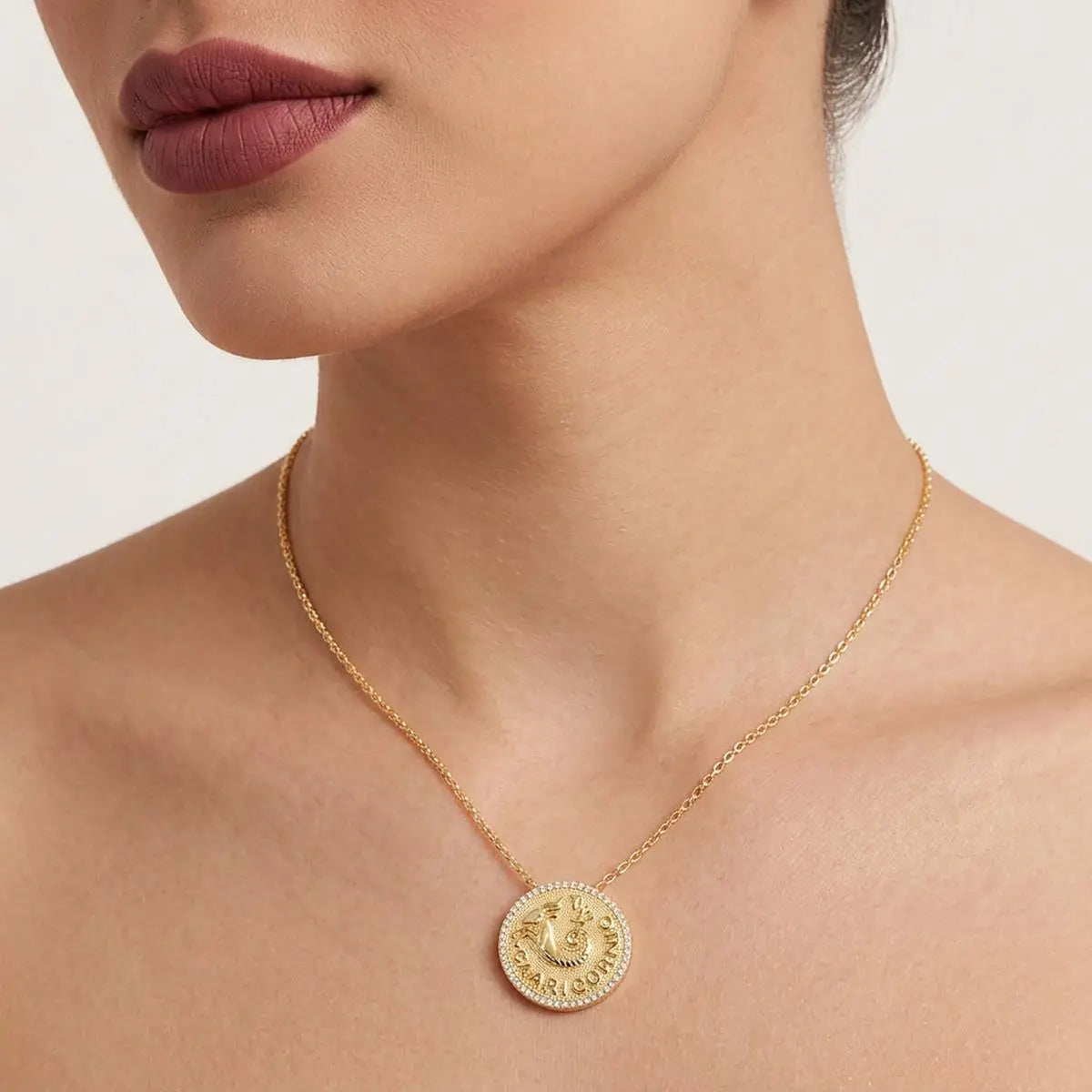 Colar Folheado a Ouro com Pingente Redondo Signo Capricórnio e Cravejado