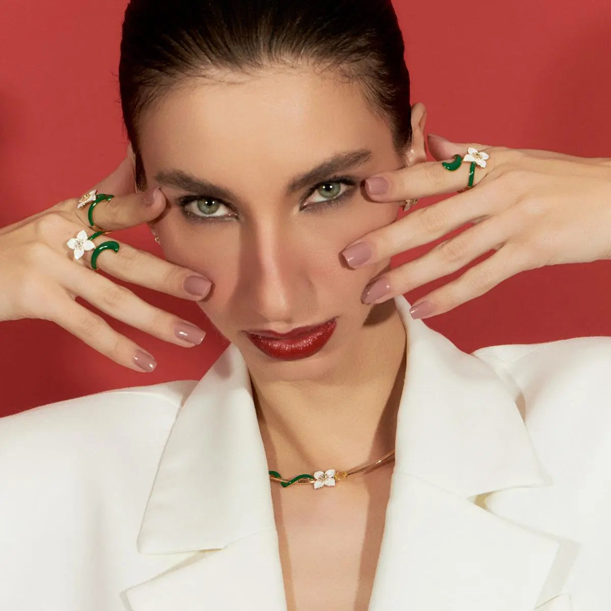Anel Folheado a Ouro de Flor Esmaltado com Cristal e Zircônia