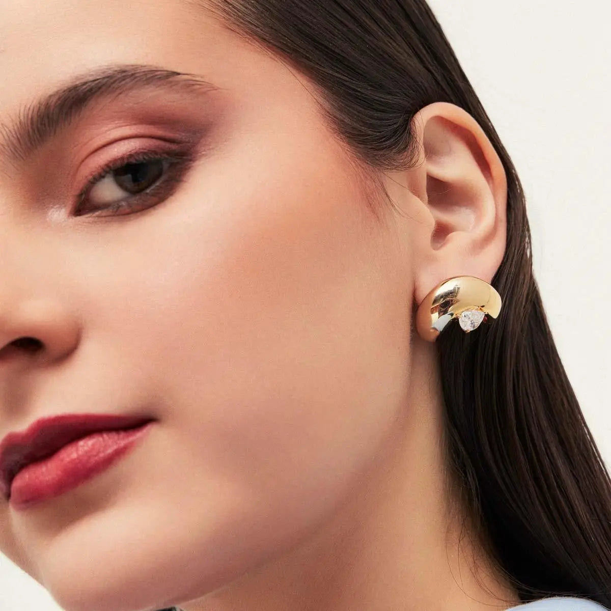 Brinco Folheado a Ouro Curvo com Cristal de Gota