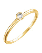 Anel Solitário com Cravação Bezel em Ouro 14k com Diamantes Naturais