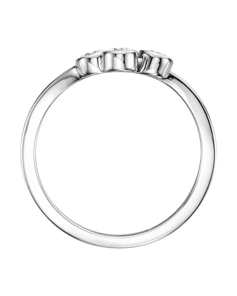 Anel Três Pedras com Cravação Bezel em Ouro 14k com Diamantes Naturais – Modelo 5
