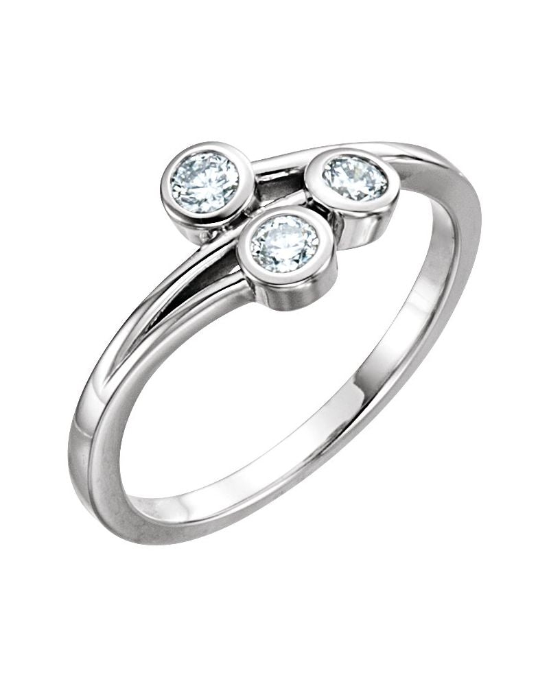 Anel Três Pedras com Cravação Bezel em Ouro 14k com Diamantes Naturais – Modelo 4