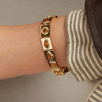 Pulseira Folheada a Ouro com Cristais Intercalados e Fecho Boia