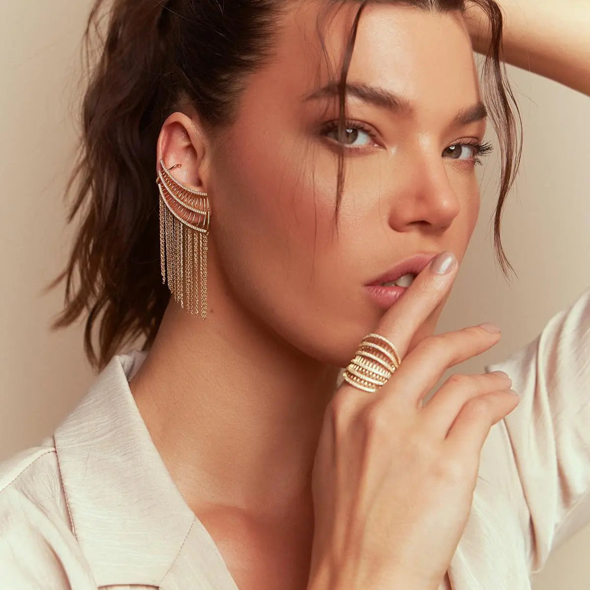 Brinco Ear Folheado a Ouro Cuff Cravejado com Franjas Lisas