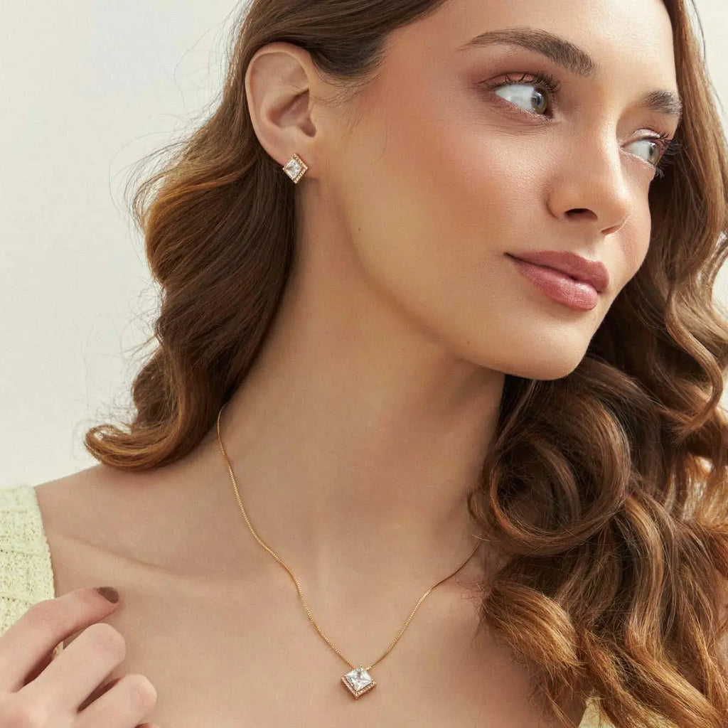 Conjunto Folheado a Ouro Brinco e Corrente com Pingente