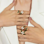 Anel Folheado a Ouro de Flor Esmaltado com Cristal e Zircônia Quatro Voltas