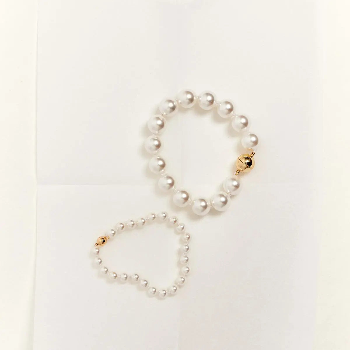 Pulseira Folheada a Ouro com Pérolas Shell e Fecho Imã