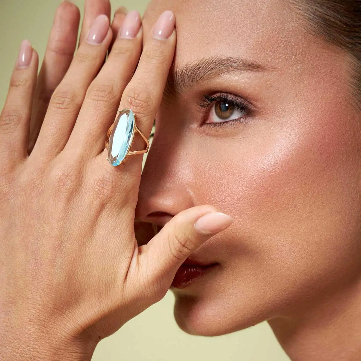 Anel Folheado a Ouro Vazado com Cristal Oval