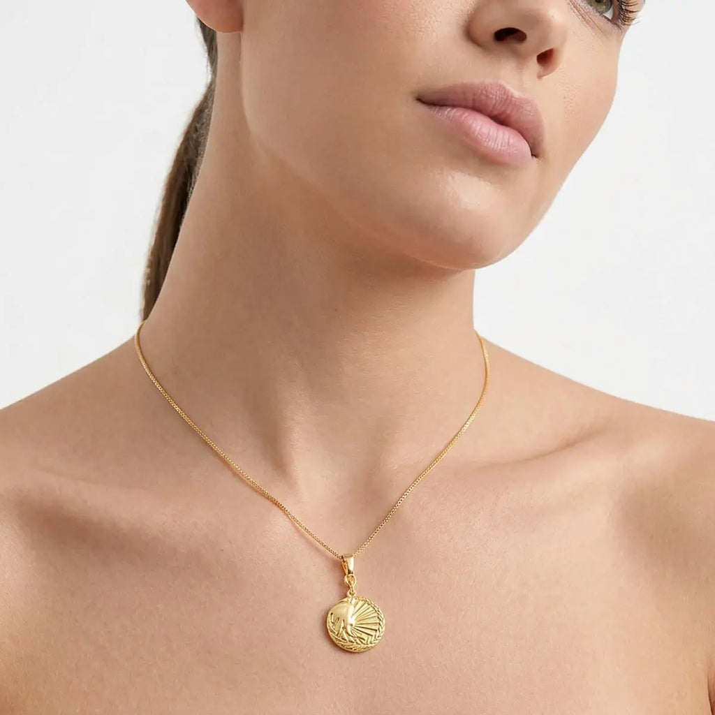 Pingente Folheado a Ouro Redondo Signo Virgem Texturizado e Liso