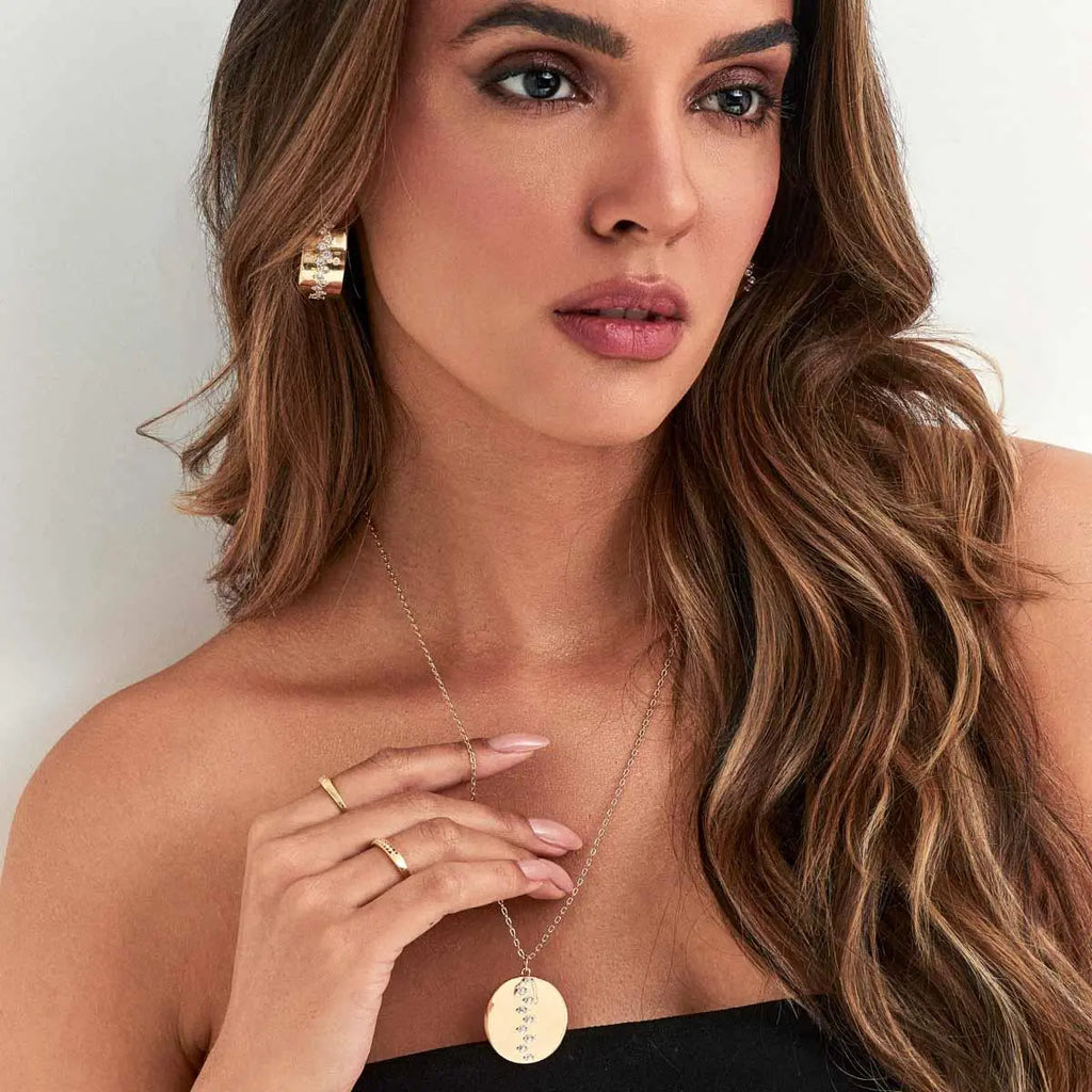 Meia Argola Folheada a Ouro com Cristais