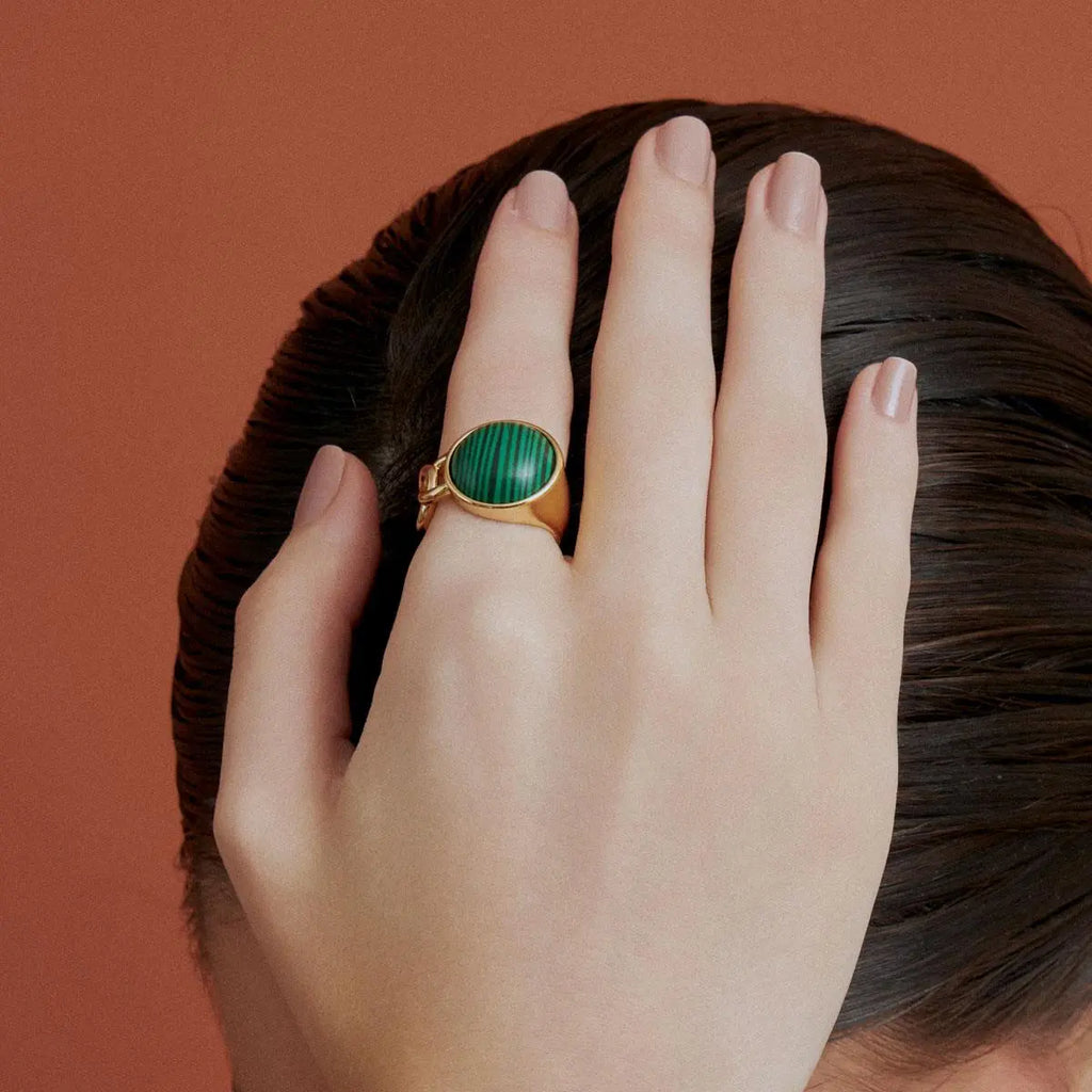 Anel Folheado a Ouro com Cristal Redondo e Detalhe na Lateral