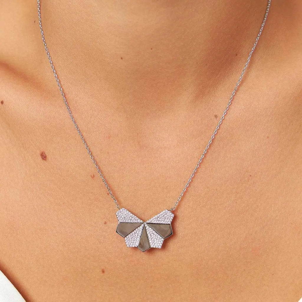 Colar Folheado a Ródio com Pingente Meia Flor Geometrico Cravejado de Zircônias