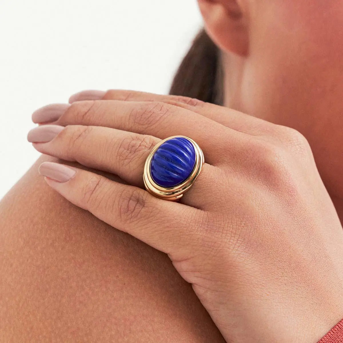 Anel Folheado a Ouro com Cristal Oval Texturizado
