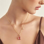 Colar Folheado a Ouro com Pingente Retangular e de Gota em Cristal