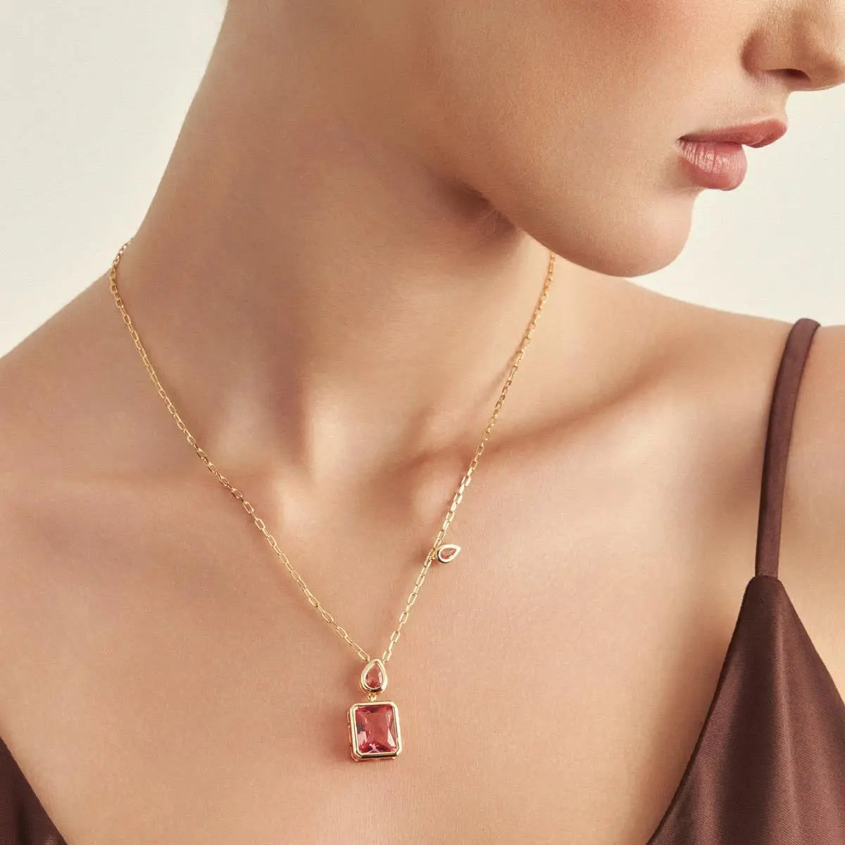 Colar Folheado a Ouro com Pingente Retangular e de Gota em Cristal