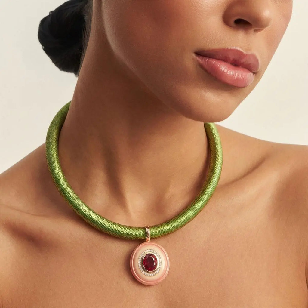 Pingente Folheado a Ouro Esmaltado com Fecho em Cristal Oval e Zircônias