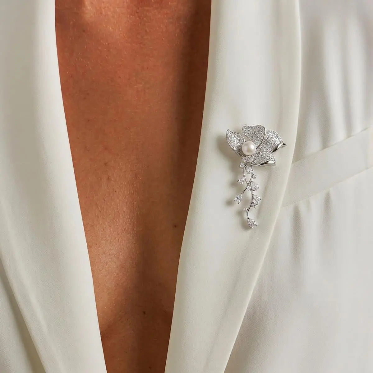 Broche Folheado a Ródio de Flor em Zircônias Cristal e Pérola Água Doce