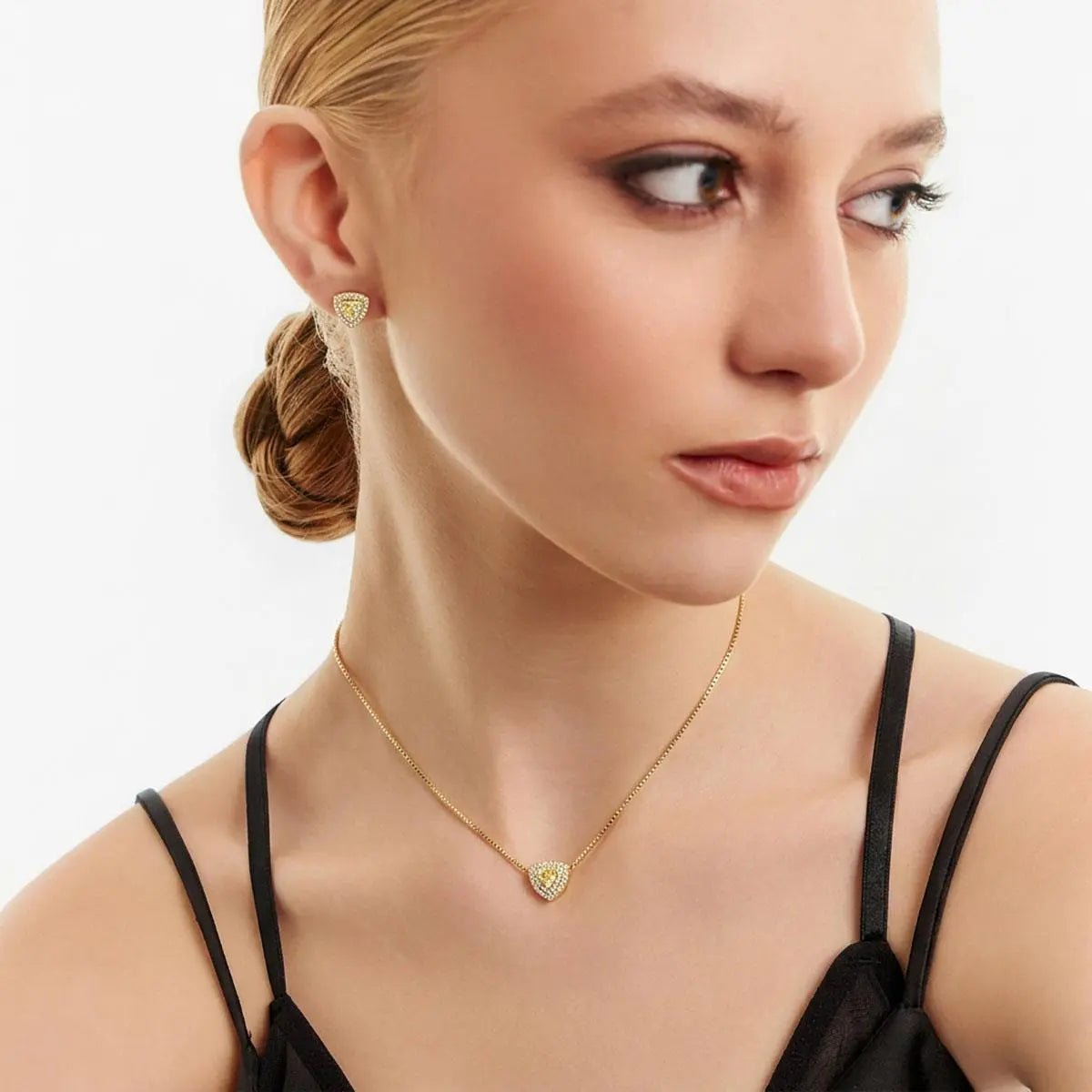 Conjunto Folheado a Ouro Brinco e Colar Triangular em Cristal e Zircônias