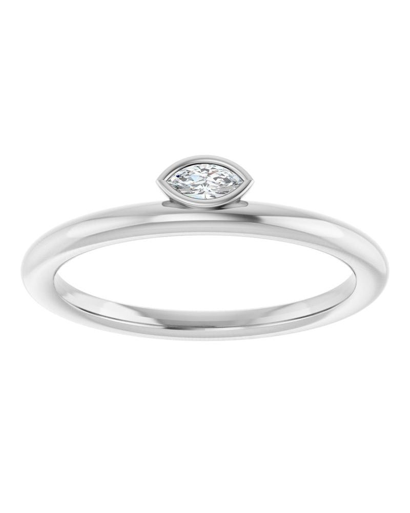 Anel com Cravação Bezel Empilhável em Ouro 14k com Diamantes Naturais