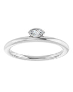 Anel com Cravação Bezel Empilhável em Ouro 14k com Diamantes Naturais