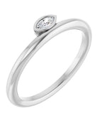 Anel com Cravação Bezel Empilhável em Ouro 14k com Diamantes Naturais