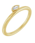 Anel com Cravação Bezel Empilhável em Ouro 14k com Diamantes Naturais