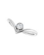 Anel V em Ouro Branco 14k com Ponto de Luz de Diamante – Branco 14k