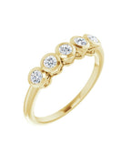 Anel Cinco Pedras com Cravação Bezel em Ouro 14k com Diamantes Naturais