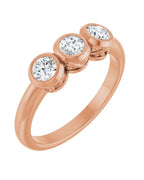 Anel Três Pedras com Cravação Bezel em Ouro 14k com Diamantes Naturais