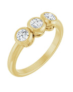 Anel Três Pedras com Cravação Bezel em Ouro 14k com Diamantes Naturais